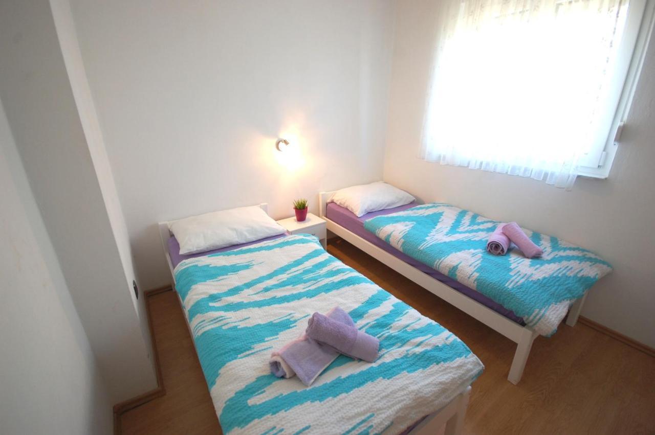 Apartments Dida By El-Pi Tours Нивице Екстериор снимка